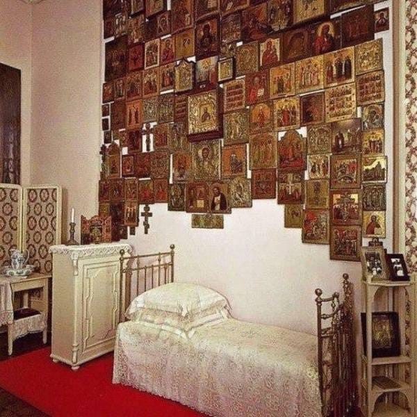 Create meme: bedroom of Nicholas 2 and Alexandra Feodorovna Alexander Palace, the bedroom of Empress Alexandra Feodorovna Tsarskoye Selo, icons in the interior