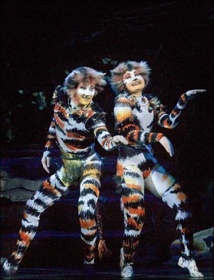 Create meme: mangodzherry and rampletzer, mungojerrie and rumpelteazer, the musical cats 1981