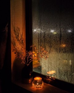Создать мем: вечерний свет в окне, окно ночь дождь, окно дождь