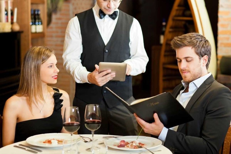 Создать мем: мужчина и женщина в ресторане официант, человек в ресторане, ресторанный бизнес