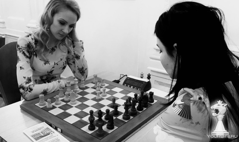 Создать мем: шахматная королева, блиц шахматы, lada шахматистка