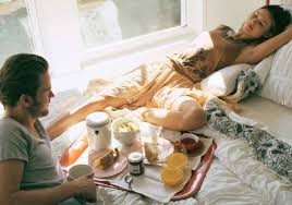 Создать мем: молодая пара в постели завтрак, завтрак с любимым, доброе утро в постели