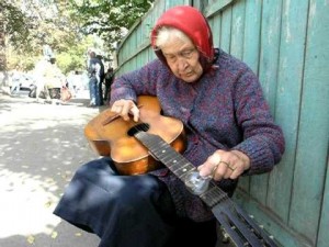 Создать мем: старушка играет на гитаре, бабуля с гитарой, игра на гитаре