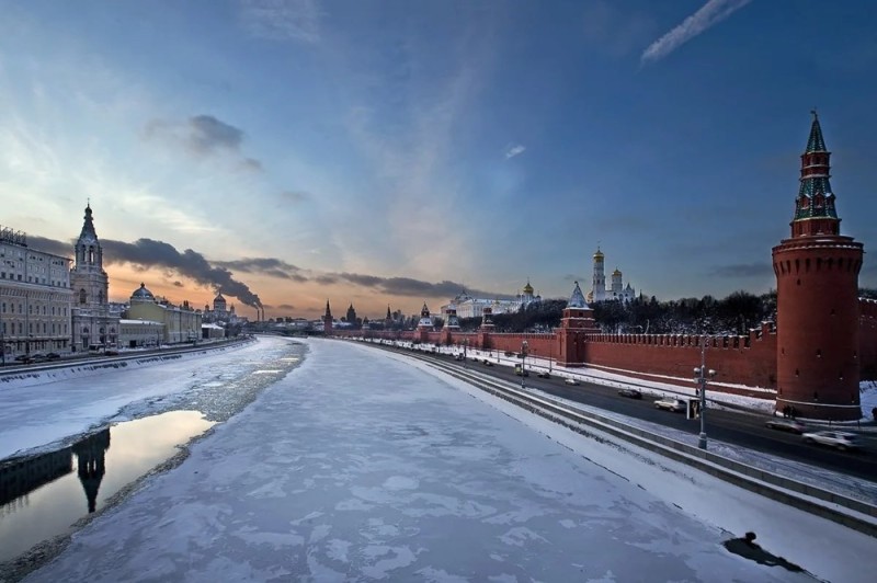 Создать мем: зимняя москва, москва зимою гиргенсон, кремль зимой