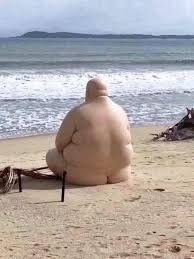 Создать мем: человек, жирные на пляже, северодвинск