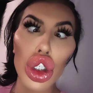 Создать мем: огромные губы у девушки, большие губы, огромные губы