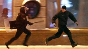 Создать мем: бежит от ментов, убегает от полиции мем, протестующий убегает от полицейского