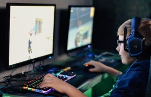 Создать мем: подросток геймер, играть в компьютерные игры, киберспортивные игры