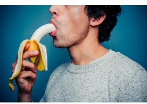 Создать мем: человек банан, ест банан, красивый парень ест банан