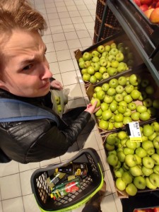 Создать мем: яблоня супермаркет, зеленое яблоко, продукты