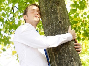 Создать мем: молодой человек обнимает дерево, мужчина, паренек обнимает дерево