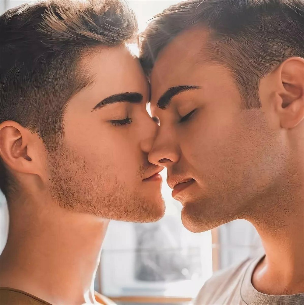парень с парнем гей поцелуй фото 22
