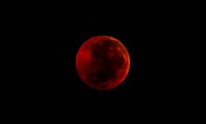 Создать мем: supermoon, кровавая луна 2018 июль фото, затмение 2000