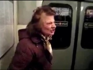 Создать мем: бабка орет в метро, пьяная бабка, злая бабка