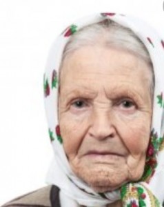 Создать мем: портрет пожилой женщины, бабушка в платке, портрет пожилой женщины в платке, белый фон