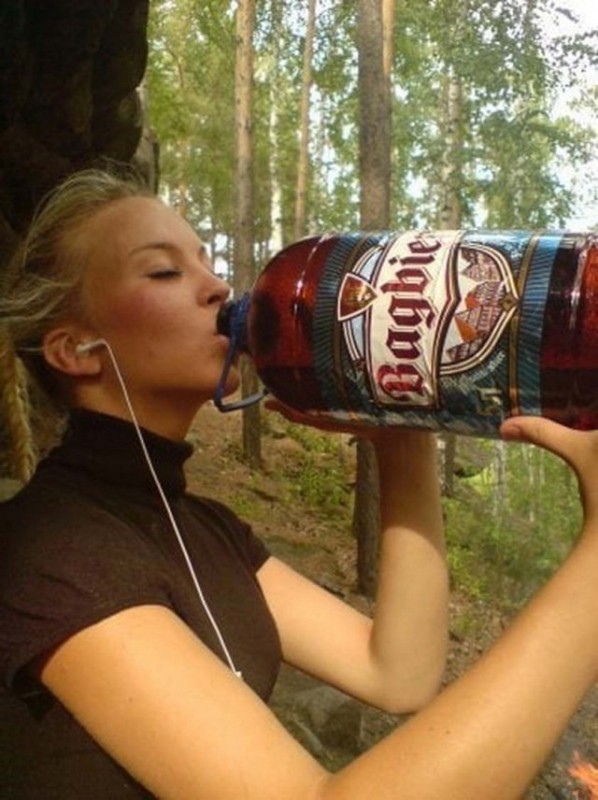 Создать мем: пиво девушка, алкоголь, багбир 5 литров