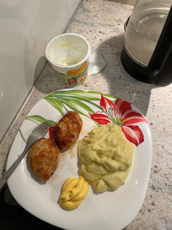 Create meme: mashed potatoes with cutlet, mashed potatoes with a cutlet, chicken cutlets