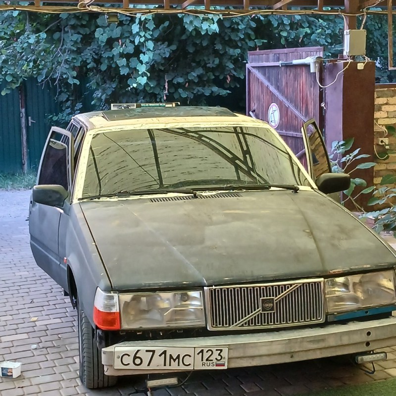 Create meme: volvo 700, volvo 940, volvo 440 gl