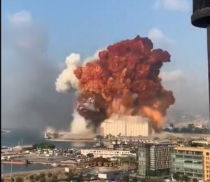 Создать мем: взрыв в порту бейрута, взрыв, мощный взрыв
