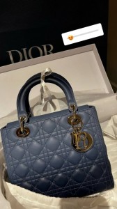 Создать мем: сумка lady dior medium, сумка кристиан диор серая, сумка диор фиолетовая