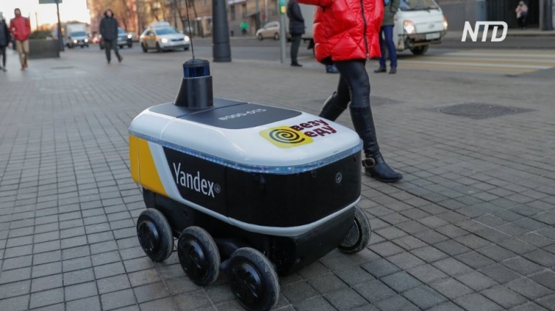 Создать мем: робот доставка, яндекс доставка робот, робот доставщик еды
