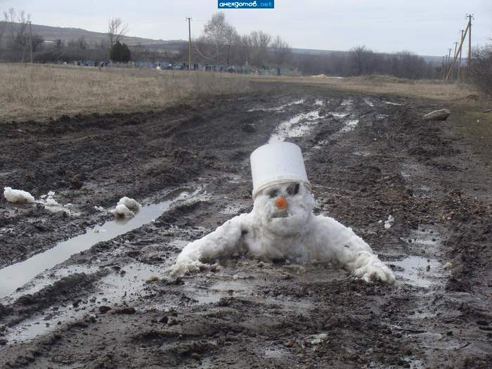 Создать мем: снеговик смешной, снеговик в грязи, креативный снеговик