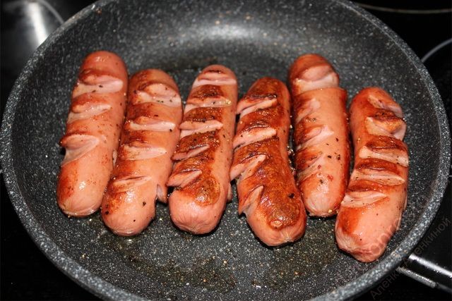 Create meme: fried sausages, sausage , fried sausages in a frying pan