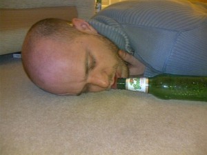 Создать мем: пьяный человек, спящие пьяные, фото пьяная спит