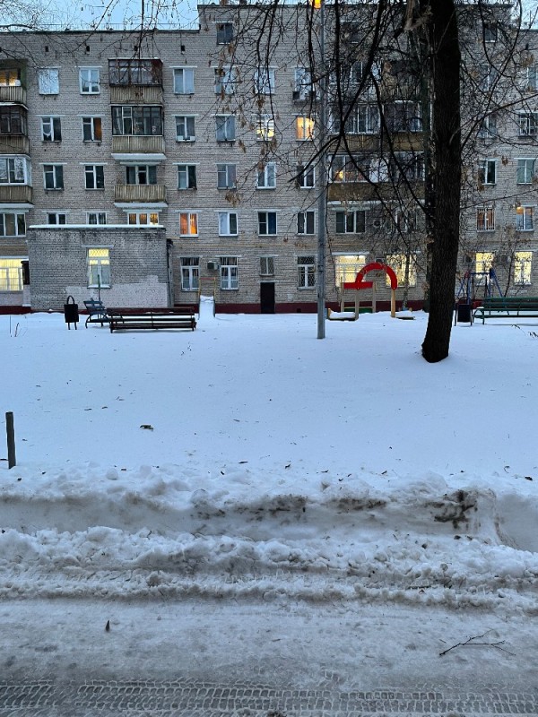 Создать мем: мебель, зима в городе, снег