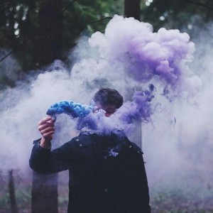 Создать мем: разноцветный дым, эстетика парня с вейпом, фиолетовая дымовая шашка