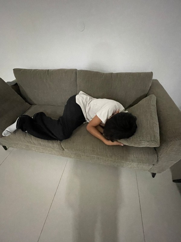 Создать мем: человек диван, лежит на диване, диван современный