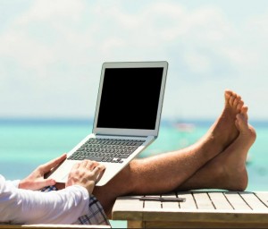 Создать мем: женщина с ноутбуком на пляже, с ноутом на пляже, фрилансер