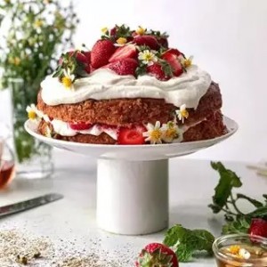 Создать мем: пирожные со сливками и клубникой, victoria sandwich cake, chocolate cake with strawberries