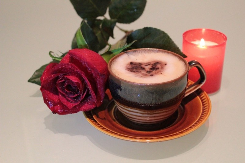 Создать мем: чашечка ароматного кофе, утро кофе розы, чашка кофе и роза