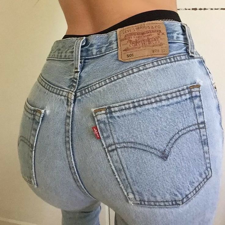 Женская попа в джинсах