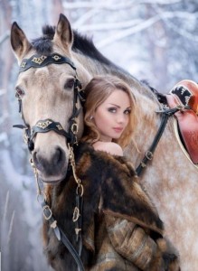 Создать мем: славянская девушка на коне, женщина на лошади, женский портрет с лошадью