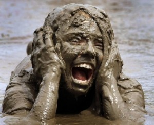 Создать мем: mud, девушки в грязи купаются, лицо в грязи