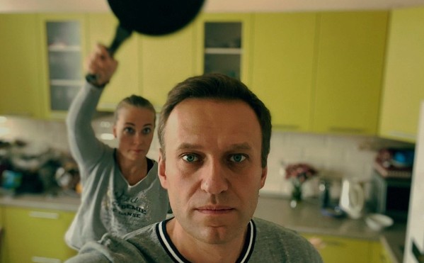 Создать мем: навальный сковородка, отец навального, мужчина