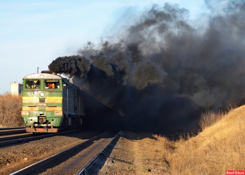 Create meme: diesel locomotive 2te10 dirty, diesel locomotive 2te10m krotovka kabanovka, the 2te10m diesel locomotive is smoking