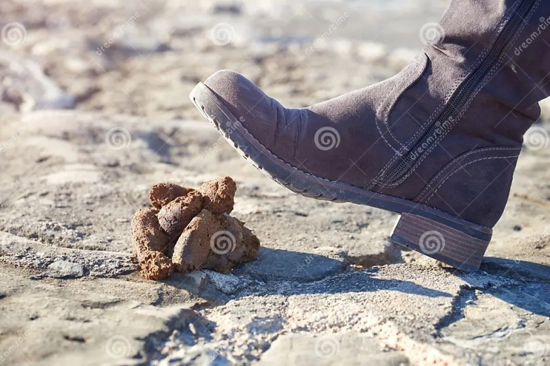 Создать мем: человек, грязные ботинки, старая обувь