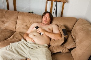 Создать мем: толстые мужчины на дивине, парень на диване, парень спит на диване