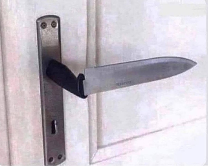 Создать мем: нож ручка, дверь с ножом вместо ручки, ручка двери нож