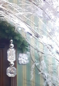 Создать мем: украшения для дома, заиндевелое окно, сосульки christmas decorations