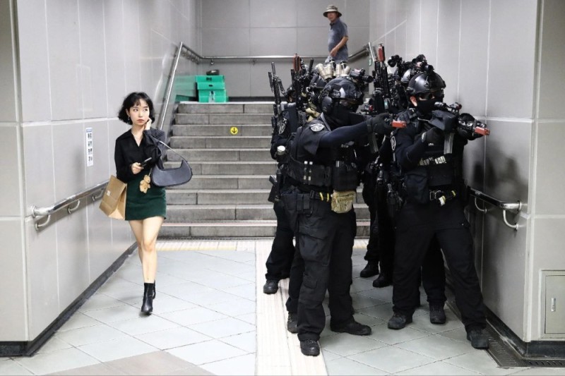 Создать мем: человек, спецназ полиции кореи, human rights watch деятельность