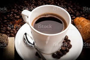 Создать мем: кофе две чашки, чашка кофе с зернами кофе эспрессо, чашка черного кофе