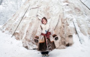 Создать мем: зимняя фотосессия, жензина оленевод на севере, Жалуешься на жизнь