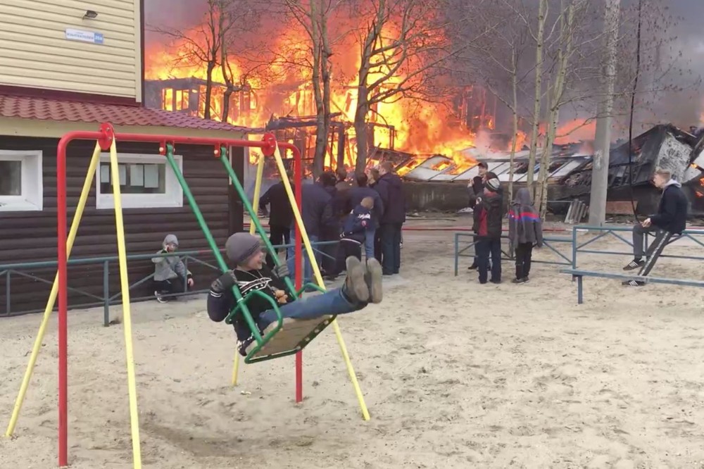 Пожар на заднем плане мем