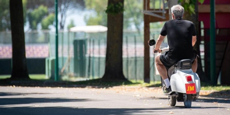 Создать мем: vespa, naik vespa, josé mourinho