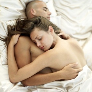 Создать мем: мужчина и женщина спят в обнимку, объятия в постели, пара спит в обнимку