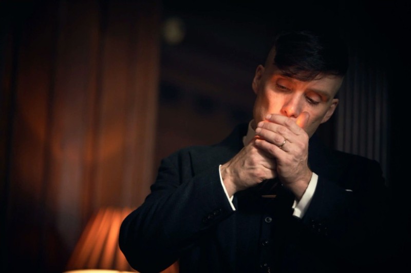 Создать мем: острые козырьки томас шелби курит, cillian murphy peaky blinders, томас шелби с сигаретой